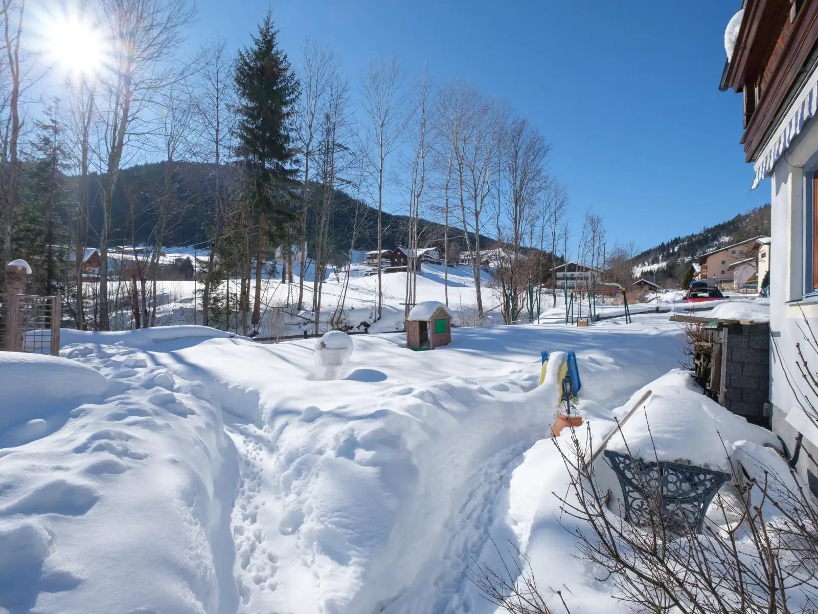 Besneeuwde tuin