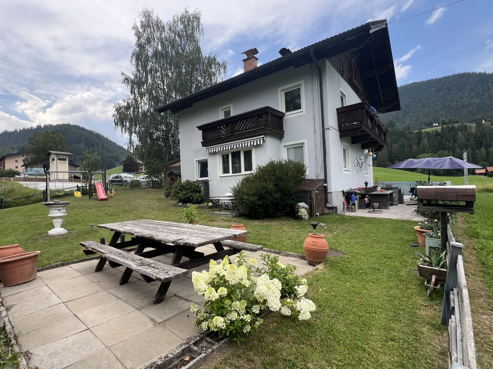 Zonnen-Alp in de zomer met terras en tuin