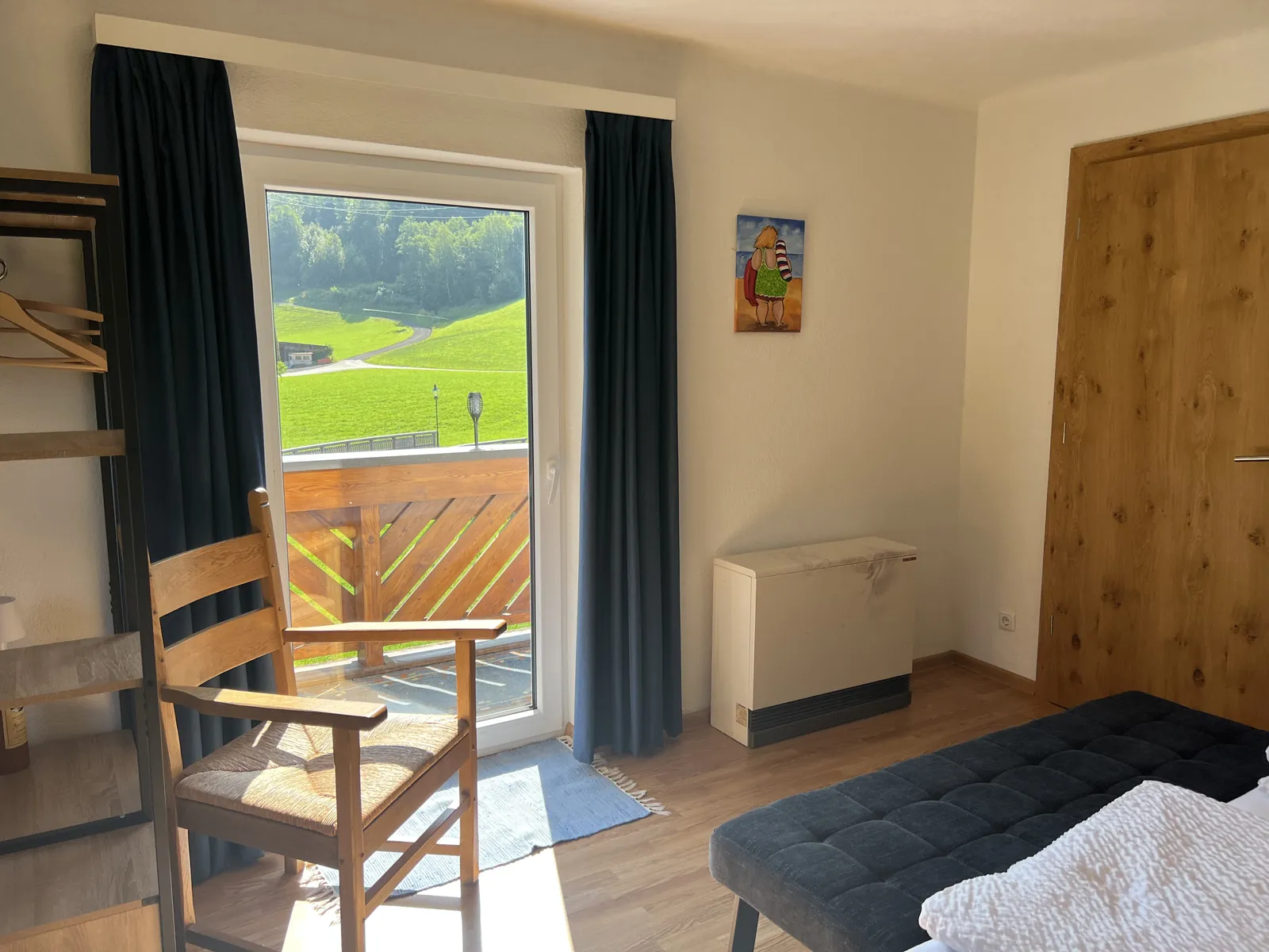 Slaapkamer met balkon en bergzicht