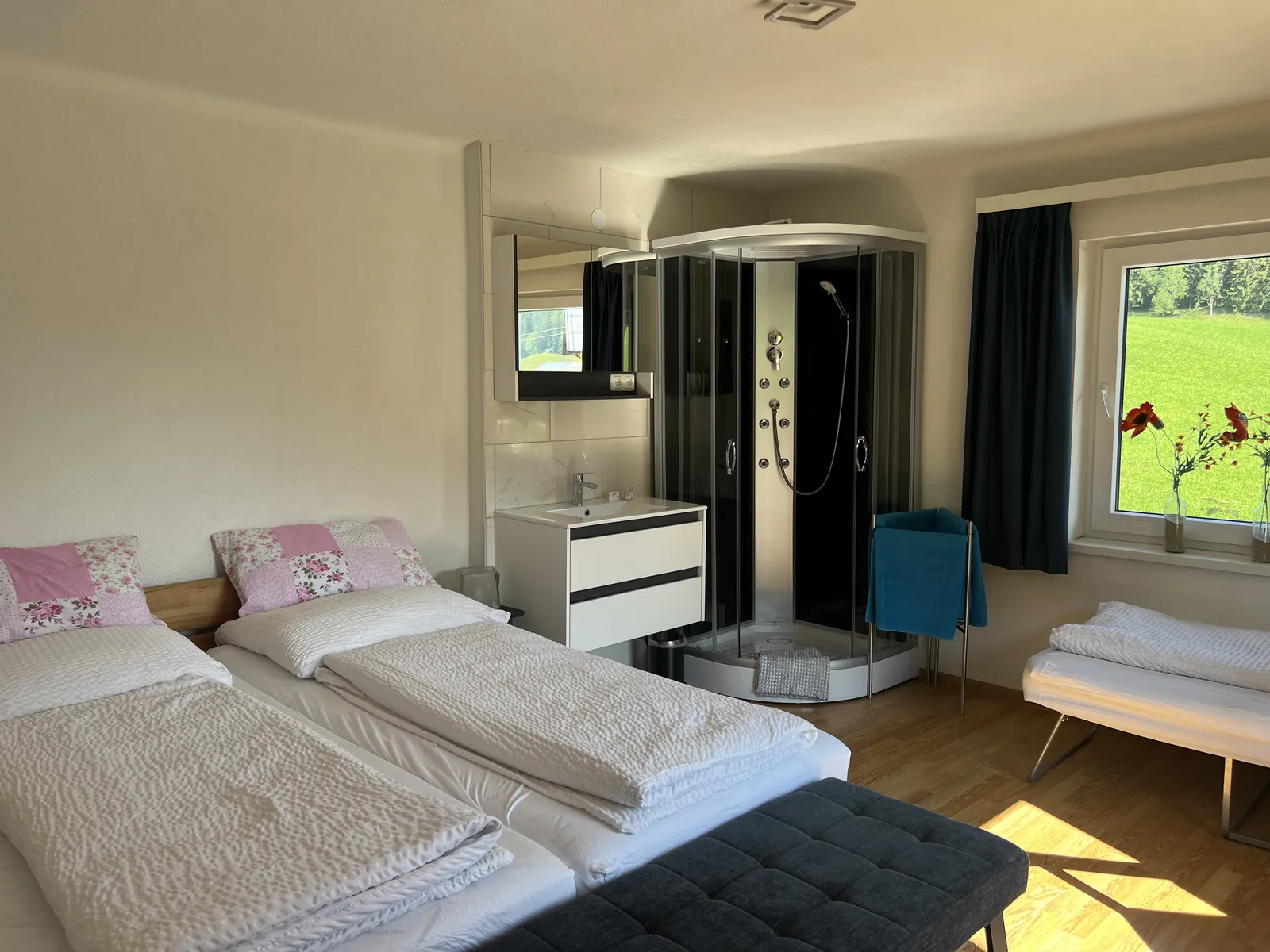 Slaapkamer met douchecabine