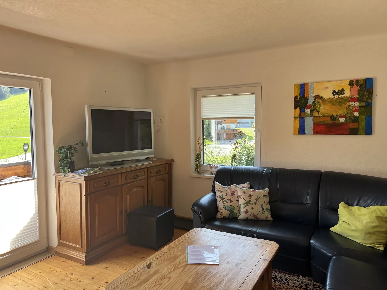 Woonkamer met tv en zithoek
