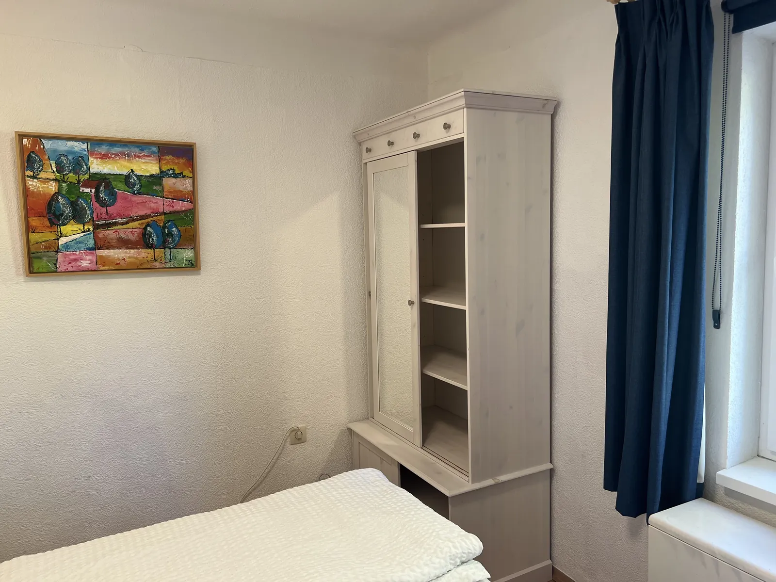 Lichte slaapkamer met kast